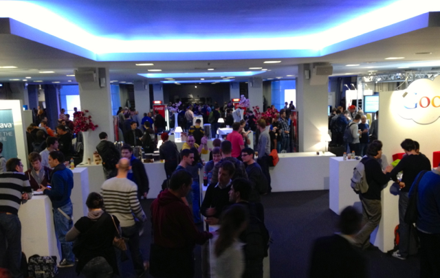 Le showfloor de Devoxx, où sont distribués les repas, et où les sponsors exposent toute leur séduction